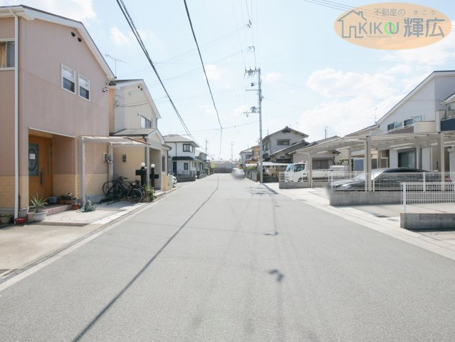高砂市梅井2丁目　中古戸建の前面道路含む現地写真