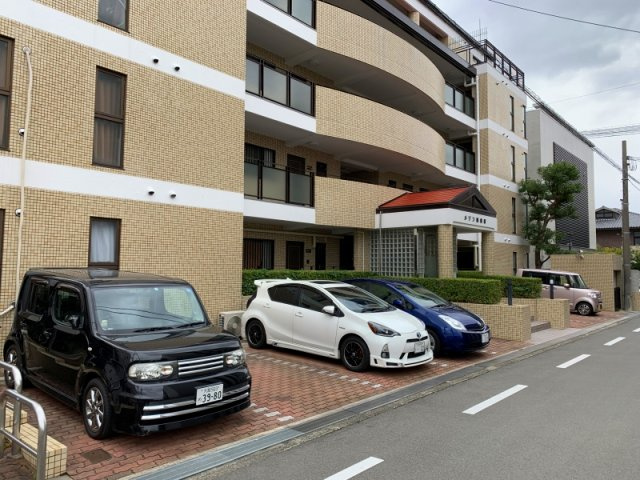 メゾン南桜塚の駐車場