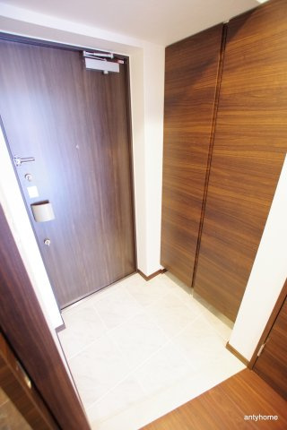 グランカーサ難波元町　仲介手数料無料の玄関