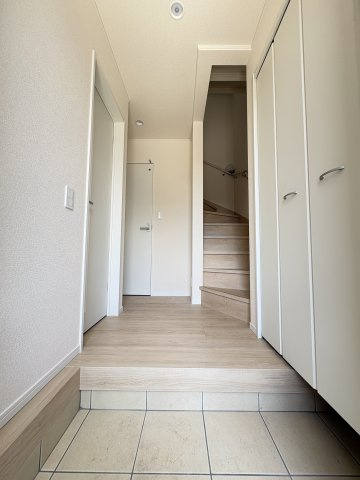 CRADLE GARDENー小倉南区朽網西の玄関|家族やゲストを気持ちよく迎える、明るく清潔感のある玄関です。