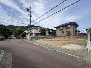 開放感あふれる折上天井、玄関吹抜。玄関がすっきり片付く可動棚・ポール付き土間収納。デザインと機能性を兼ね備えたオープンサニタリーirodori。