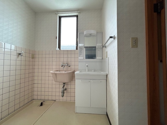 石立町貸家の洗面所|コンパクトで使いやすい洗面所