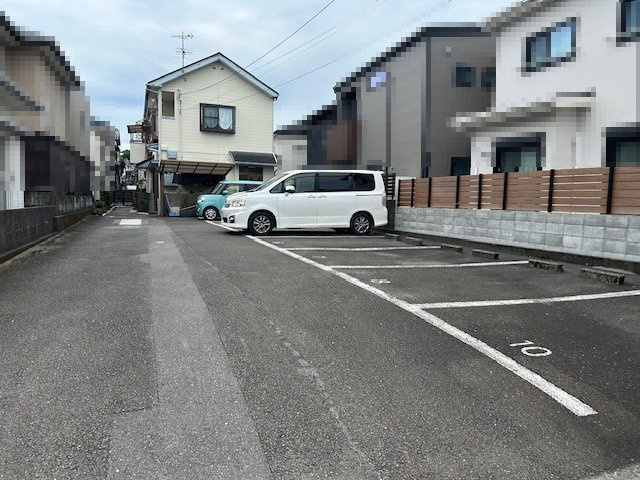 石立町貸家の駐車場|カースペースがあります