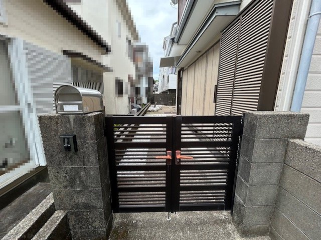 石立町貸家の玄関|外玄関、門扉あります