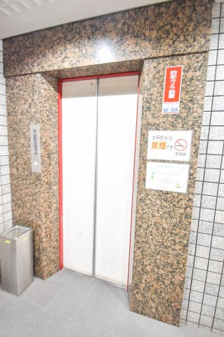 日丸ビルのエントランス
