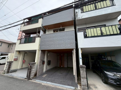 【外観】 | 【弊社売主物件】西淀川区中島1丁目 リノベ戸建 | サイディングを利用し、今時な外観へリノベーション致しました。
窓（サッシ）も交換しておりますので、中古物件には見えません。
