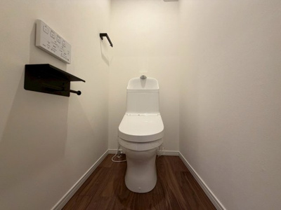 【トイレ】 | 【弊社売主物件】西淀川区中島1丁目 リノベ戸建 | トイレ全体の空間を考慮し、リノベーション致しました。
落ち着いたデザイン、もちろんトイレも新調済み。