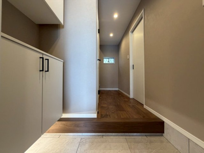 【玄関】 | 【弊社売主物件】西淀川区中島1丁目 リノベ戸建 | ゆとりある玄関スペース。
玄関を広くし、解放感を演出致しました。