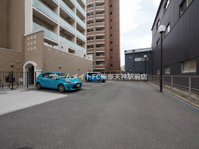 アイボリーポワント難波WESTの駐車場