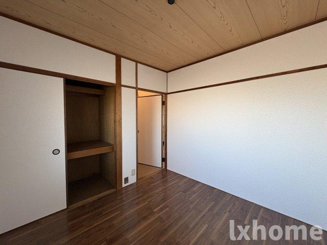 春日マンションの玄関