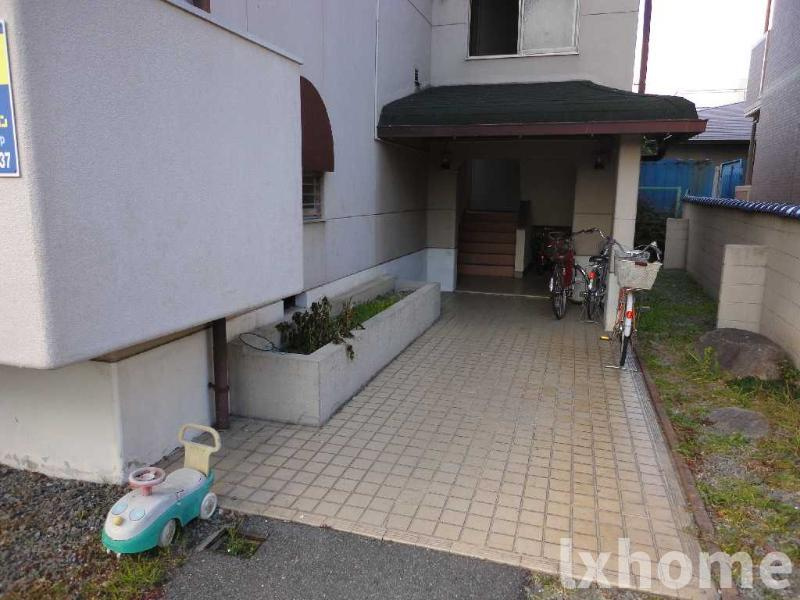 春日マンションのエントランス