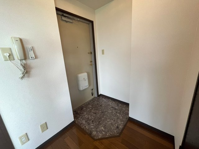 楠町タムラビルの玄関