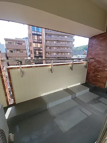 万葉ハイツ元町のバルコニー