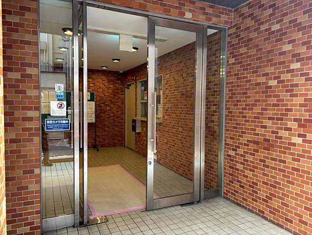 万葉ハイツ元町のエントランス