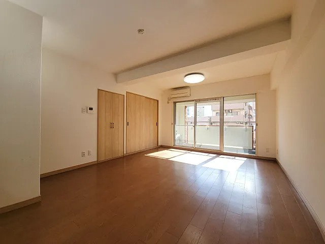 万葉ハイツ元町の居間・リビング