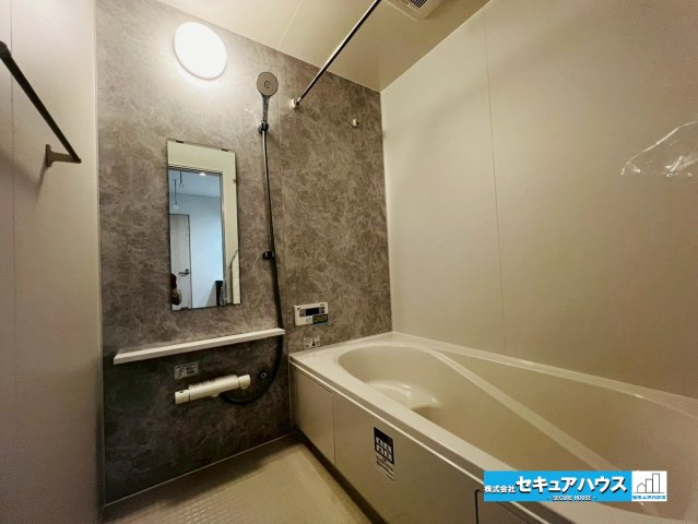 【本日ご案内可能】愛知郡東郷町御岳　全2棟の内観：施工例|【バスルームイメージ】
◆アクセントパネルを使用しており、お洒落な空間です。
浴室に立体感が生まれるため奥行が生まれリラックスすることがきます。
◆追い炊き機能を備えたオートバスです。　　　　　　　　