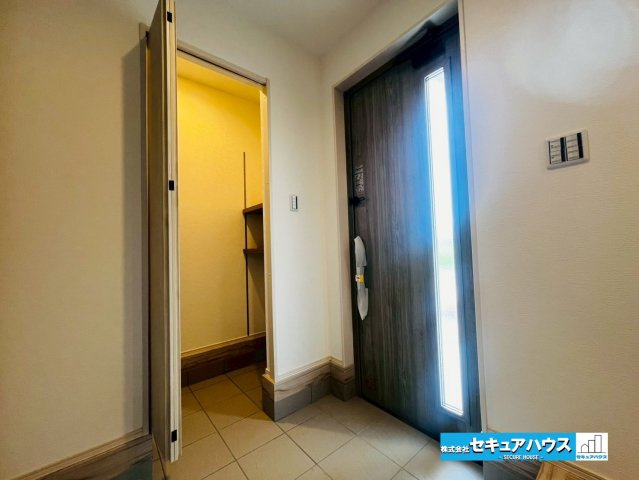 【本日ご案内可能】愛知郡東郷町御岳　全2棟の内観：施工例|【玄関イメージ】
◆光が差し込み明るい玄関です。
◆シューズインクローゼット付きです♪広々とした収納スペースに靴を収納できるため玄関まわりがすっきりします。可動棚となっているため高さ調整可能です。　　