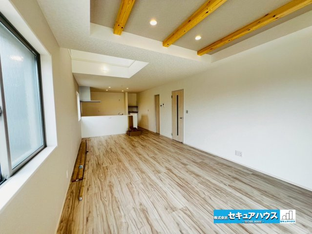 【本日ご案内可能】愛知郡東郷町御岳　全2棟の内観：施工例|【LDKイメージ】
◆折上天井付きのリビング♪
◆開放感のある広々リビングは通風、陽当たり共に良好な構造です。家族で団らんの時間を楽しむことができます。　　　　　　　　　　　　　　　　　　　　　　　　