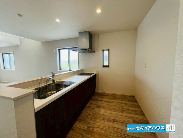 【本日ご案内可能】愛知郡東郷町御岳　全2棟の内観：施工例|【キッチンイメージ】
◆対面式のキッチンはリビングの様子を見ながら料理できます。
◆キッチンの窓は熱気を逃がす役割や採光を取り入れ、手元を明るくする役割があります。　　　　　　　　　　　　　　　　　　