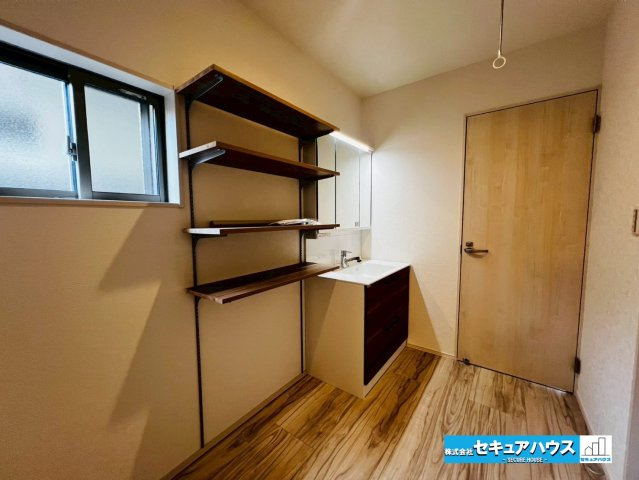 【本日ご案内可能】愛知郡東郷町御岳　全2棟の内観：施工例|【洗面脱衣所イメージ】
◆三面鏡の独立洗面台は鏡の裏に収納することが可能です♪
◆洗面台横には収納棚が設置されており、可動棚となっているため高さを調節することができます。　　　　　　　　　　　　　　　