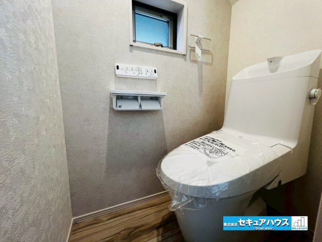 【本日ご案内可能】愛知郡東郷町御岳　全2棟の内観：施工例|【高機能トイレイメージ】
◆高機能トイレの多くは便器のフタの開閉が自動であり、使用後に手動で水を流す面倒もなく非常に便利です。スタイリッシュな見た目で、お掃除しやすく、節水効果が高いです。　　　　