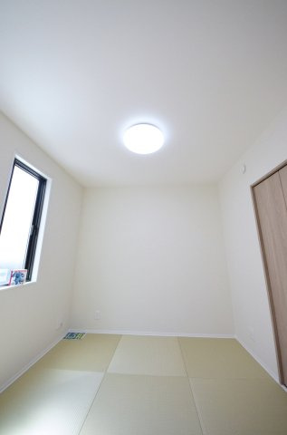 南大河町の洋室|各居室に機能的なクローゼットを完備。タンスなどの大型家具を買い足す必要がないため、お部屋の面積を最大限に活かせます。