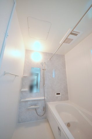 南大河町の浴室|人気の換気乾燥暖房機付き。広々とした一坪サイズの浴室を採用。足を伸ばして肩までゆったり浸かれるバスタブで、一日の疲れを心地よく解きほぐせます。