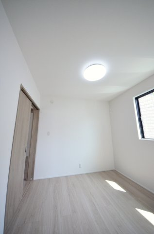 南大河町の洋室|各居室に機能的なクローゼットを完備。タンスなどの大型家具を買い足す必要がないため、お部屋の面積を最大限に活かせます。