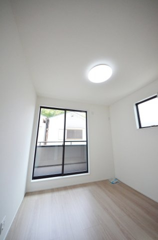 南大河町の洋室|各居室に機能的なクローゼットを完備。タンスなどの大型家具を買い足す必要がないため、お部屋の面積を最大限に活かせます。