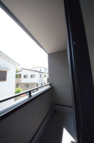 南大河町のバルコニー|屋根に守られたバルコニー。お出かけ中の急な雨でも洗濯物が濡れにくく安心です。