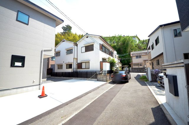 南大河町の前面道路含む現地写真|前面道路は交通量が少なく駐車楽々
駐車は4台可能です