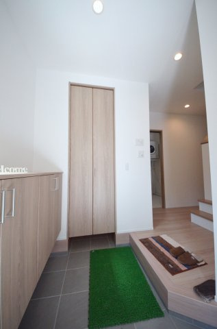 南大河町の玄関|玄関にはシューズボックスと土間収納もあり。
玄関周りの収納スペースもしっかり確保されています。