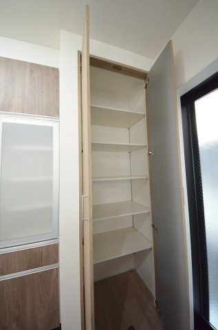 南大河町の収納|大容量のカップボードが標準装備。パントリースペースもあり、キッチン周りの収納もしっかり確保されています。