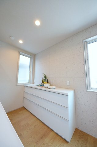 中筋三丁目の収納|キッチン本体と同じデザイン・カラーで統一されたカップボードを標準装備。家具を買い足す必要がなく、モデルルームのような洗練された空間が最初から手に入ります。