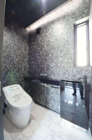 中山西二丁目のトイレ|タンクレスの為、トイレ空間が見違えるほど広々。圧迫感がなくなり、これまで置けなかった観葉植物やインテリアを楽しめます。