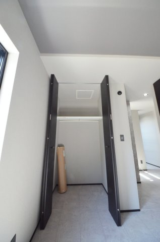 中山西二丁目の収納|各居室に機能的なクローゼットを完備。タンスなどの大型家具を買い足す必要がないため、お部屋の面積を最大限に活かせます。