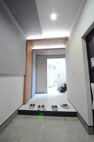 中山西二丁目の玄関|玄関にはシューズボックスと土間収納もあり。玄関周りの収納スペースもしっかり確保されています。