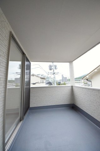 伴東三丁目のバルコニー|バルコニーは屋根があるので急な雨でも安心です