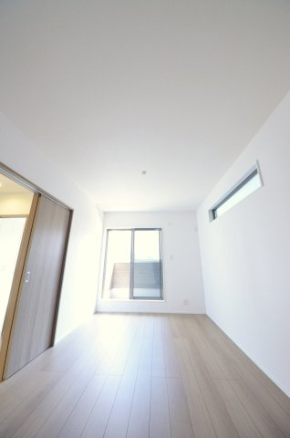 宇品御幸四丁目の洋室|各居室に機能的なクローゼットを完備。タンスなどの大型家具を買い足す必要がないため、お部屋の面積を最大限に活かせます。