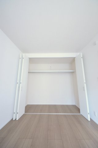 宇品御幸四丁目の収納|各居室に機能的なクローゼットを完備。タンスなどの大型家具を買い足す必要がないため、お部屋の面積を最大限に活かせます。
