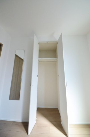 宇品御幸四丁目の収納|各居室に機能的なクローゼットを完備。タンスなどの大型家具を買い足す必要がないため、お部屋の面積を最大限に活かせます。