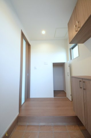 宇品御幸四丁目の玄関|玄関には大容量のシューズボックス有。
玄関周りの収納スペースもしっかり確保されています。