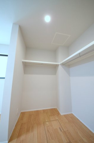 吉島西二丁目の収納|各居室に機能的なクローゼットを完備。タンスなどの大型家具を買い足す必要がないため、お部屋の面積を最大限に活かせます。