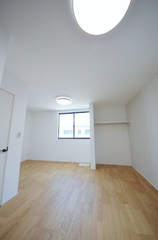 吉島西二丁目の洋室|各居室に機能的なクローゼットを完備。タンスなどの大型家具を買い足す必要がないため、お部屋の面積を最大限に活かせます。