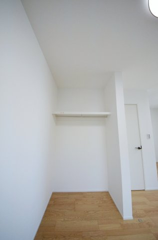 吉島西二丁目の収納|各居室に機能的なクローゼットを完備。タンスなどの大型家具を買い足す必要がないため、お部屋の面積を最大限に活かせます。