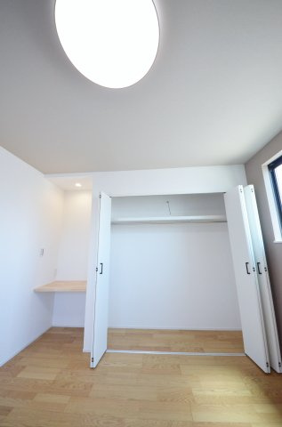 吉島西二丁目の収納|各居室に機能的なクローゼットを完備。タンスなどの大型家具を買い足す必要がないため、お部屋の面積を最大限に活かせます。