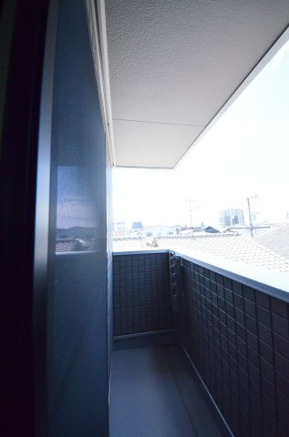 吉島西二丁目のバルコニー|屋根に守られたバルコニー。お出かけ中の急な雨でも洗濯物が濡れにくく安心です。