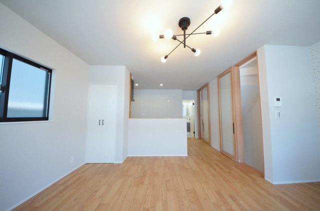吉島西二丁目の居間・リビング|広く明るいリビング空間。オープンタイプの対面式キッチンでリビングが隅まで見渡せます。キッチンにいながら小さなお子様にも目が届き安心です。