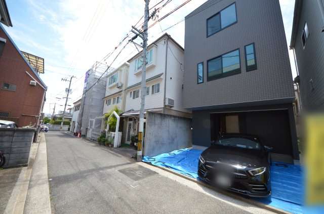 吉島西二丁目の前面道路含む現地写真|前面道路は交通量が少なく駐車楽々