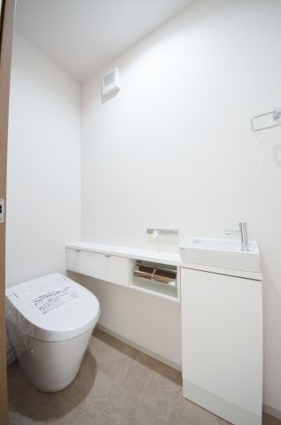 温品三丁目のトイレ|タンクレスの為、トイレ空間が見違えるほど広々。圧迫感がなくなり、これまで置けなかった観葉植物やインテリアを楽しめます。